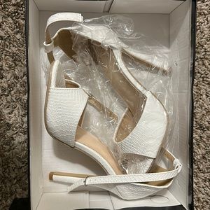 👠 NWB Miss Lola white textured peep toe 4” heels, Size EU5 (fits like a US 5.5).